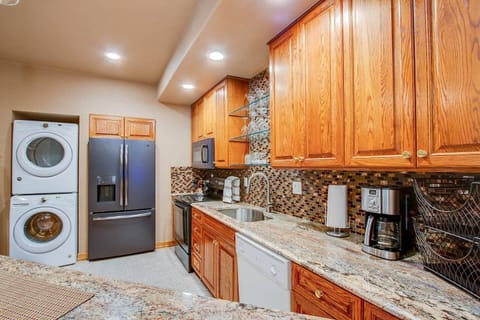 Apartment (3 Bedrooms) | Private kitchen | Microwave, oven, stovetop, dishwasher