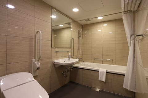 Deluxe Twin Room, Non Smoking | Bathroom | Combined shower/tub, free toiletries, hair dryer, slippers