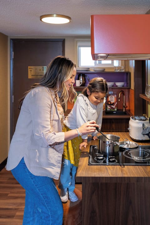 Sweet Suite | Private kitchen | Fridge, microwave