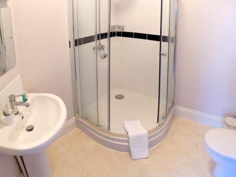 Standard Double Room, Ensuite | Bathroom