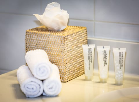 Cabana Cottage | Bathroom amenities | Shower, free toiletries, hair dryer, towels