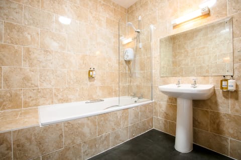 Superior King with View | Bathroom | Combined shower/tub, free toiletries, hair dryer, towels