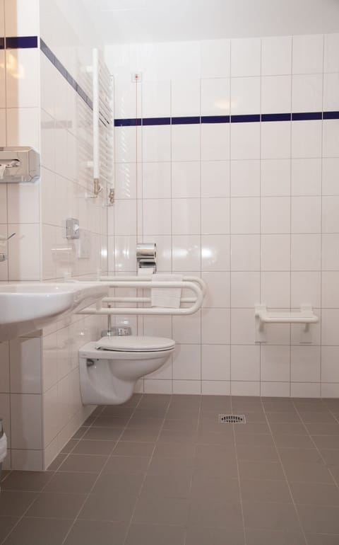 Twin Room | Bathroom | Shower, eco-friendly toiletries, hair dryer, soap