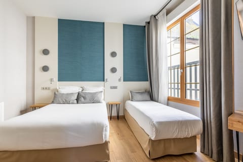 Apartment, Sea View (for 6) | Desk, blackout drapes, soundproofing, iron/ironing board