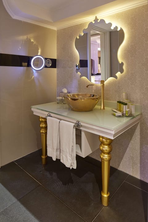 Presidential Suite | Bathroom | Shower, free toiletries, hair dryer, bathrobes