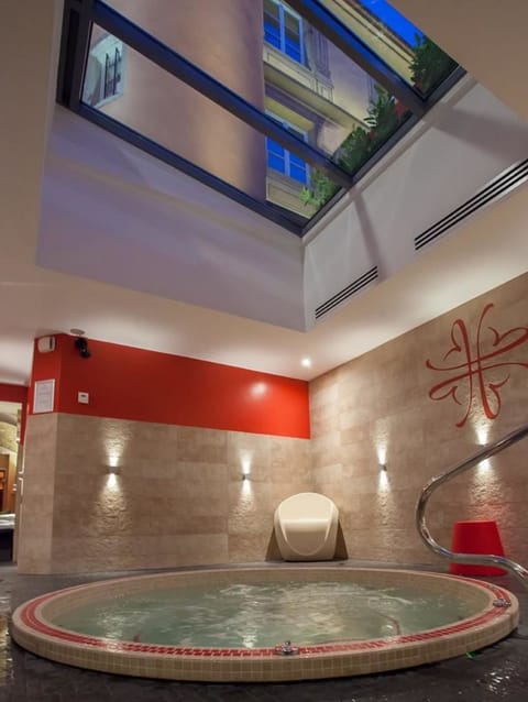 Indoor spa tub