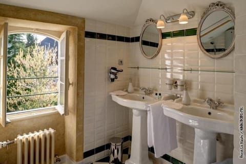 Superior Room | Bathroom | Hydromassage showerhead, free toiletries, hair dryer, slippers