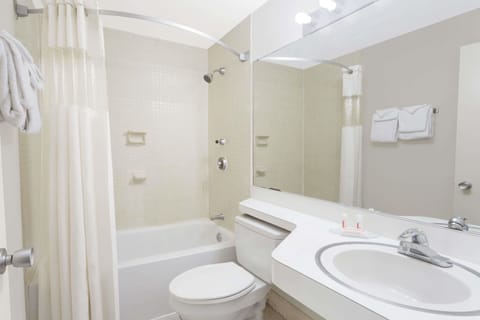 Combined shower/tub, free toiletries, hair dryer, towels