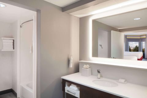 Suite two queens sofabed non smoking | Bathroom | Combined shower/tub, free toiletries, hair dryer, towels