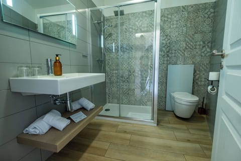 Superior Room | Bathroom | Shower, rainfall showerhead, free toiletries, hair dryer