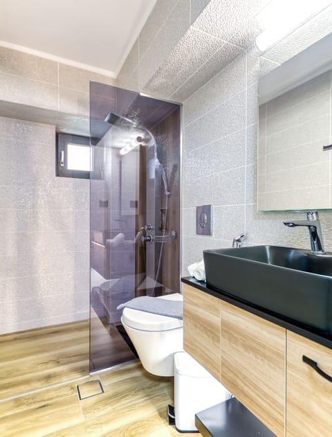 Suite (Split Level) | Bathroom | Shower, rainfall showerhead, free toiletries, hair dryer