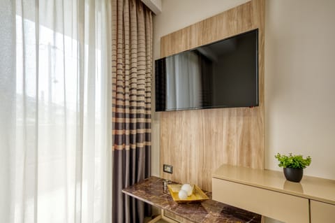 Junior Suite | Living area | 32-inch Smart TV with cable channels, TV