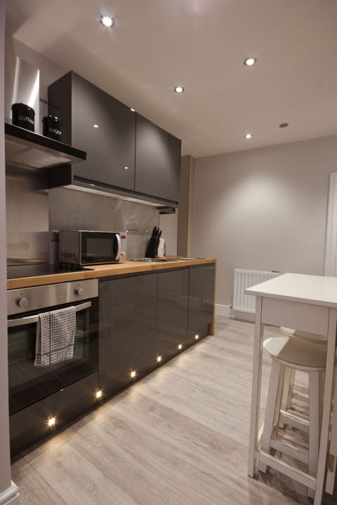 Studio, Terrace (Minster Studio) | Private kitchen | Fridge, microwave, oven, stovetop