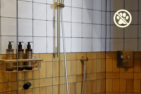 Deluxe Double Room | Bathroom | Hair dryer, towels