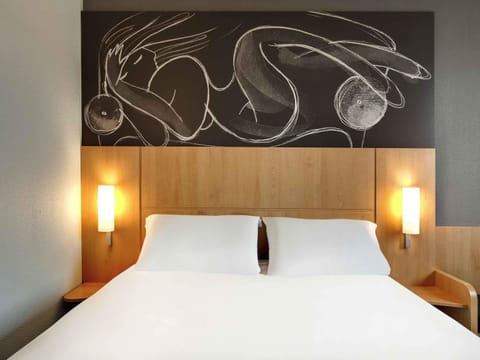 Premium bedding, desk, soundproofing, free cribs/infant beds