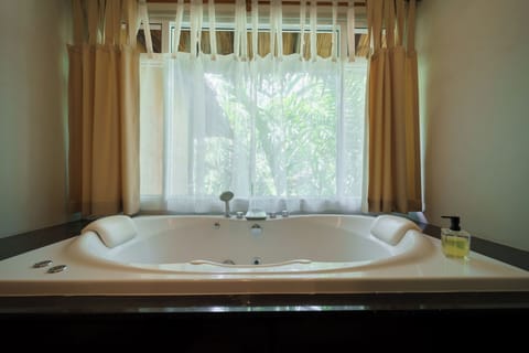 Sainai Jacuzzi Cottage | Bathroom | Free toiletries, hair dryer, bathrobes, slippers