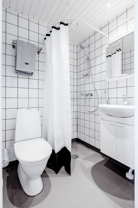 Standard Double or Twin Room | Bathroom | Shower, hair dryer