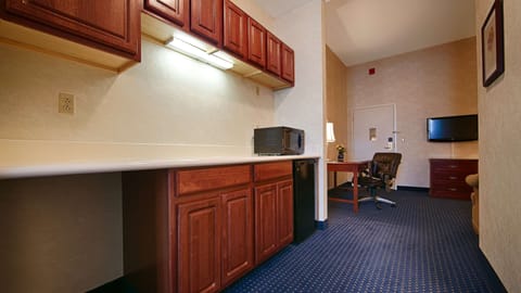 Suite, 1 King Bed, Non Smoking, Refrigerator & Microwave | In-room safe, desk, laptop workspace, blackout drapes