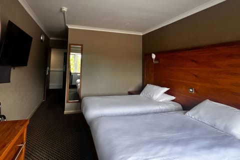 Twin Room | Desk, free WiFi, alarm clocks