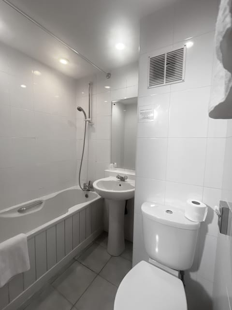 Combined shower/tub, hair dryer, towels