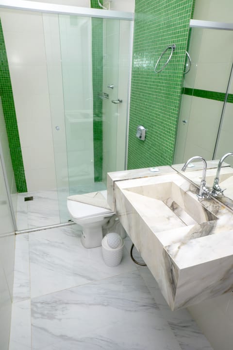 Suite (triplo) | Bathroom | Shower, free toiletries, hair dryer, towels