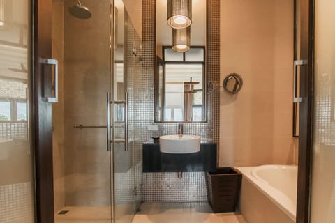 Superior Room | Bathroom | Separate tub and shower, free toiletries, hair dryer, bathrobes