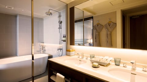 Luxury Resort View, with Club service, Non Smoking | Bathroom | Separate tub and shower, free toiletries, hair dryer, slippers