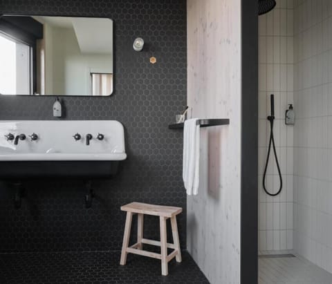 La PREMIUM + | Bathroom | Shower, rainfall showerhead, hair dryer, towels