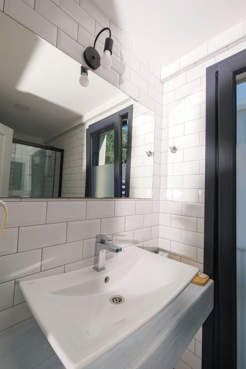 Superior Double Room | Bathroom | Shower, rainfall showerhead, free toiletries, hair dryer