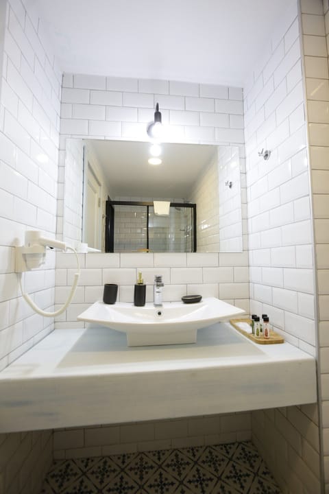 Superior Room (4) | Bathroom | Shower, rainfall showerhead, free toiletries, hair dryer