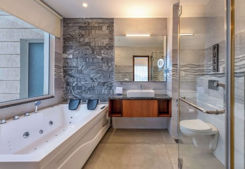 Executive Suite, Valley View | Bathroom | Rainfall showerhead, free toiletries, hair dryer, bathrobes