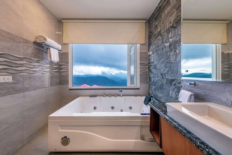 Executive Suite, Valley View | Bathroom | Rainfall showerhead, free toiletries, hair dryer, bathrobes