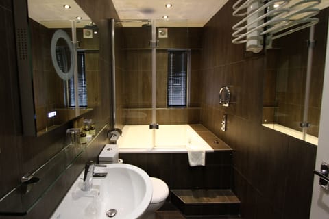 Superior Room | Bathroom | Shower, free toiletries, hair dryer