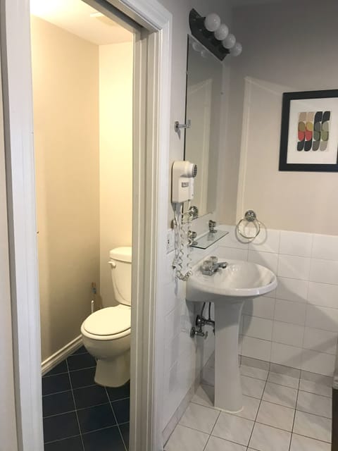 Comfort Double Room | Bathroom | Shower, free toiletries, hair dryer, towels