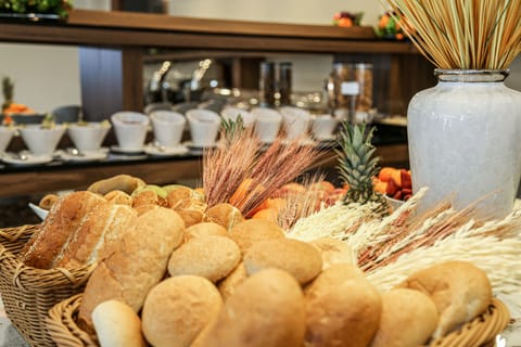Free daily buffet breakfast