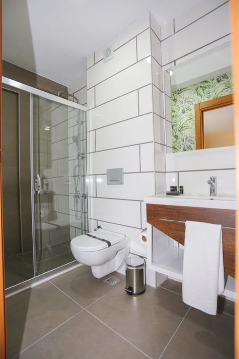 Rainfall showerhead, free toiletries, hair dryer, bathrobes