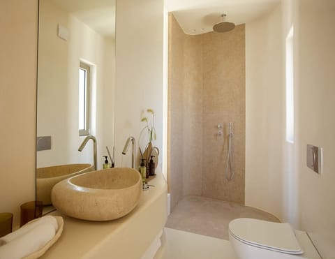 Honeymoon Suite, Sea View | Bathroom | Shower, free toiletries, hair dryer, bathrobes