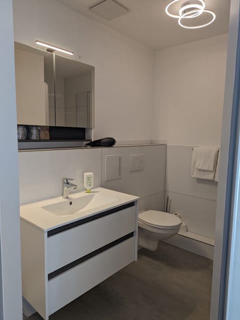 Double Room, 1 Bedroom, Garden View | Bathroom | Shower, free toiletries, hair dryer, towels