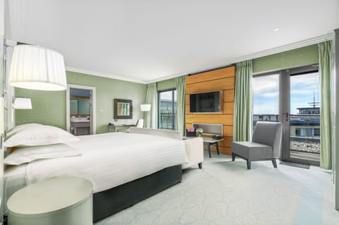Level 5 Executive Floor Room | Premium bedding, in-room safe, desk, blackout drapes