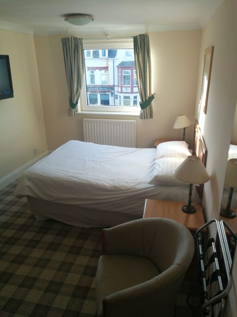 Double Room | Individually furnished, desk, free WiFi, bed sheets