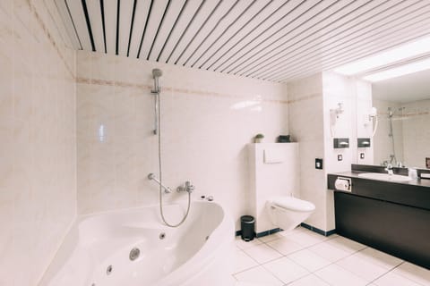 Executive Double Room | Bathroom | Combined shower/tub, jetted tub, free toiletries, hair dryer