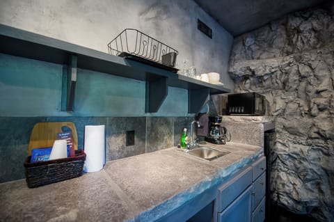 Cave | Private kitchenette | Coffee/tea maker, paper towels