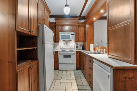 Manoirs 106-5 | Private kitchen | Fridge, microwave, stovetop, dishwasher