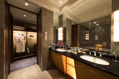 Executive Suite with Lounge Access, Non Smoking | Bathroom sink