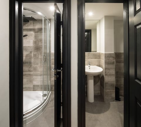 Suite | Bathroom | Shower, rainfall showerhead, free toiletries, hair dryer