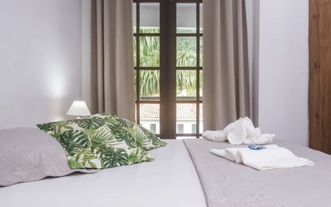 Quarto Duplo com Varanda | In-room safe, individually decorated, blackout drapes, soundproofing