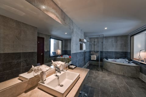 Executive Suite, City View | Bathroom | Combined shower/tub, rainfall showerhead, designer toiletries