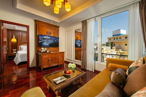 Premier Suite | Minibar, in-room safe, individually decorated, desk