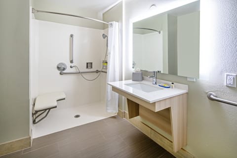 Standard Room, 1 King Bed, Accessible (Communications, Mobil, Roll-In Shower) | Bathroom | Combined shower/tub, hair dryer, towels