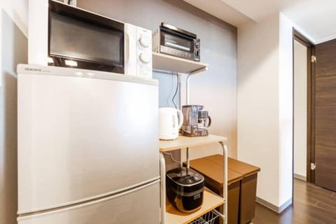 Apartment, Non Smoking | Private kitchenette | Fridge, microwave, stovetop, cookware/dishes/utensils